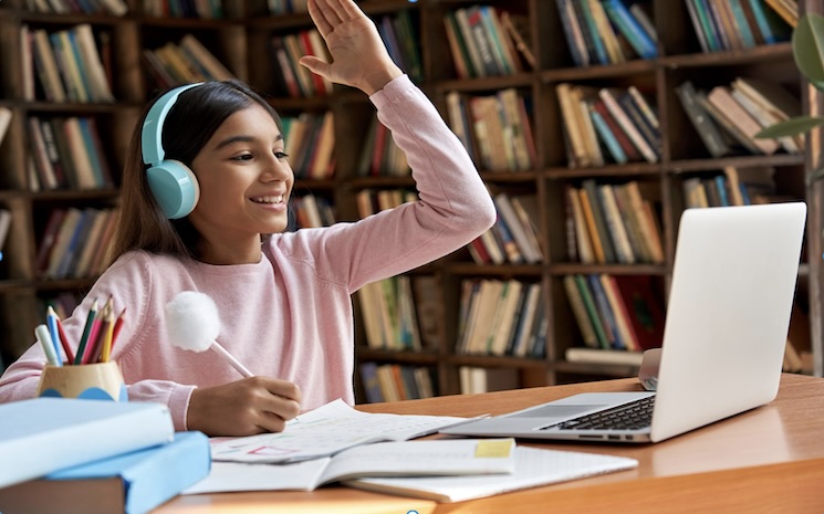 [Image d'une étudiante]